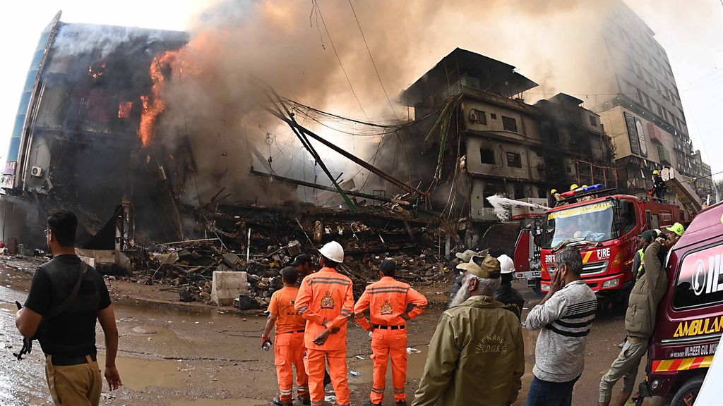 Foto: Zeker 11 doden bij brand in winkelcentrum Pakistan, tientallen vermisten 