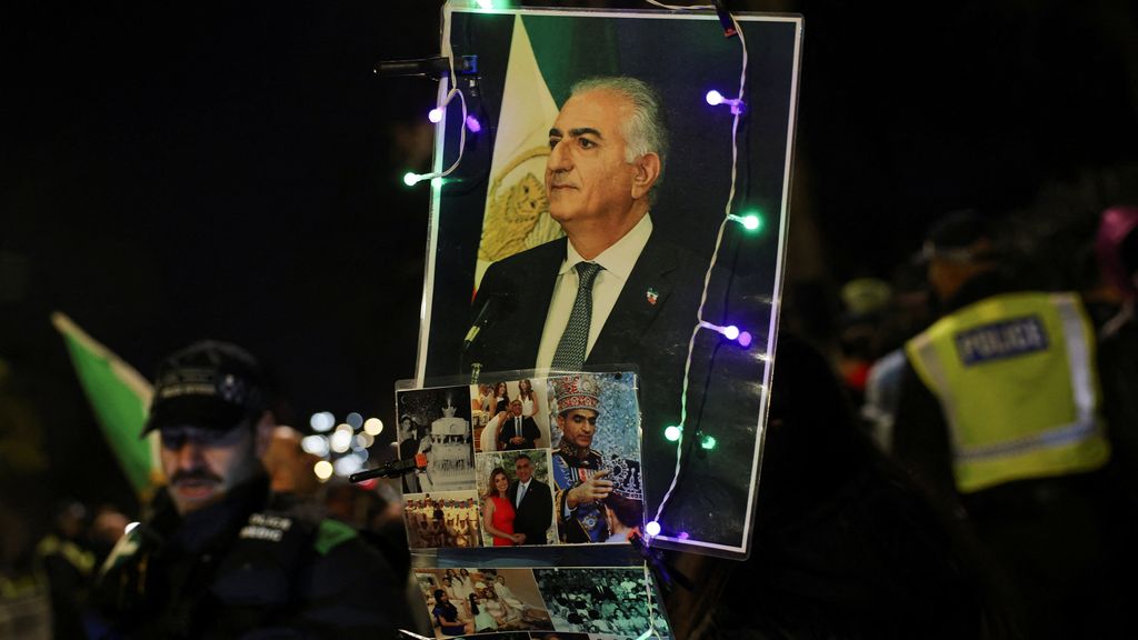 Foto: Iraanse staatstelevisie gehackt: zoon sjah roept op kant van betogers te kiezen