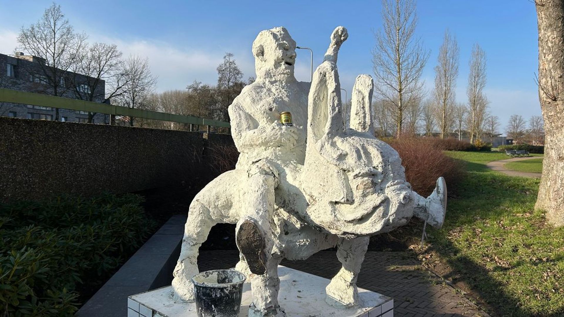 Standbeeld van bierdrinker op bulldog duikt op bij theater in Zwolle