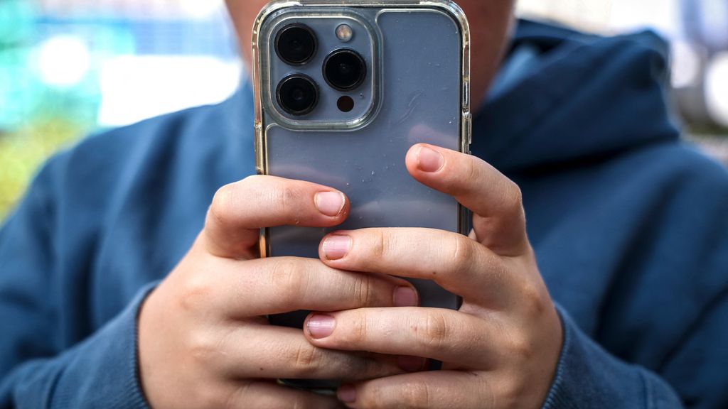 'VK onderzoekt socialemediaverbod voor jongeren onder de 16'