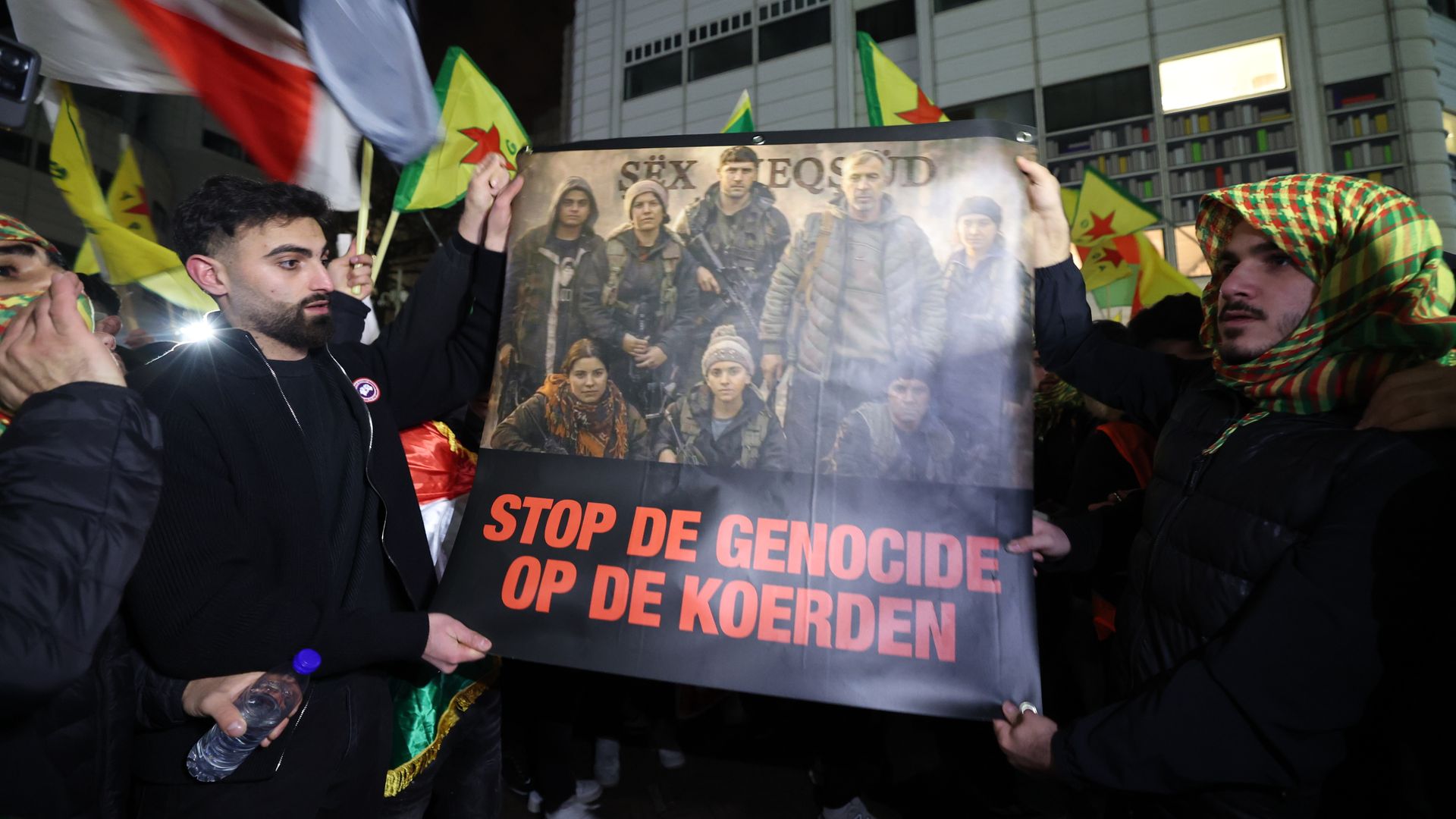 Honderden Koerden demonstreren voor Tweede Kamer om situatie in Syrië