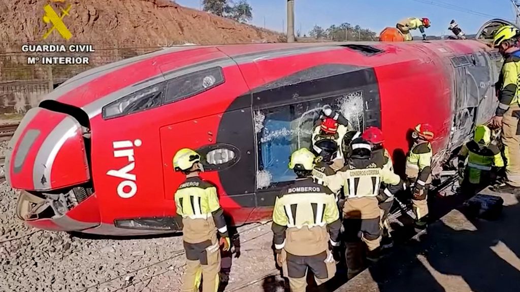Foto: Dodental treinramp Spanje naar 41, zoeken naar slachtoffers in wagons gaat door