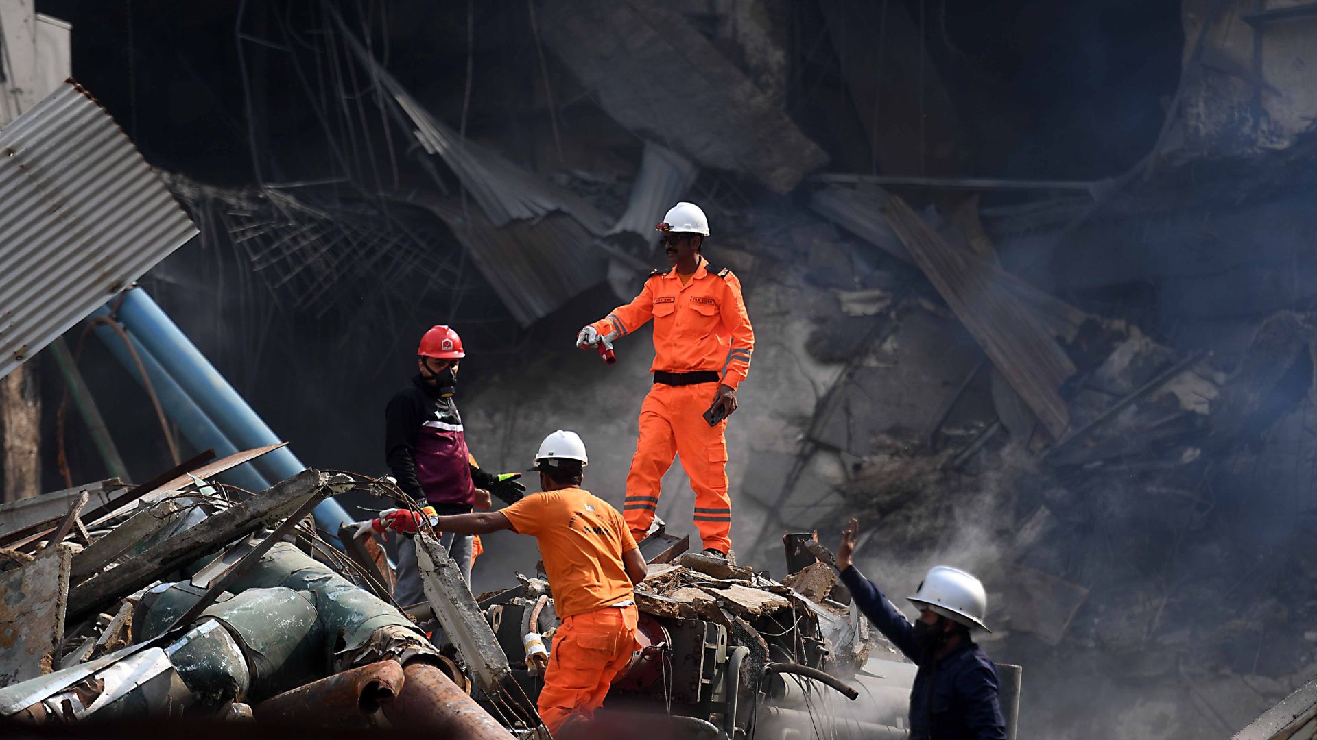 Dodental verwoestende brand Karachi loopt op, kritiek op trage hulpverlening