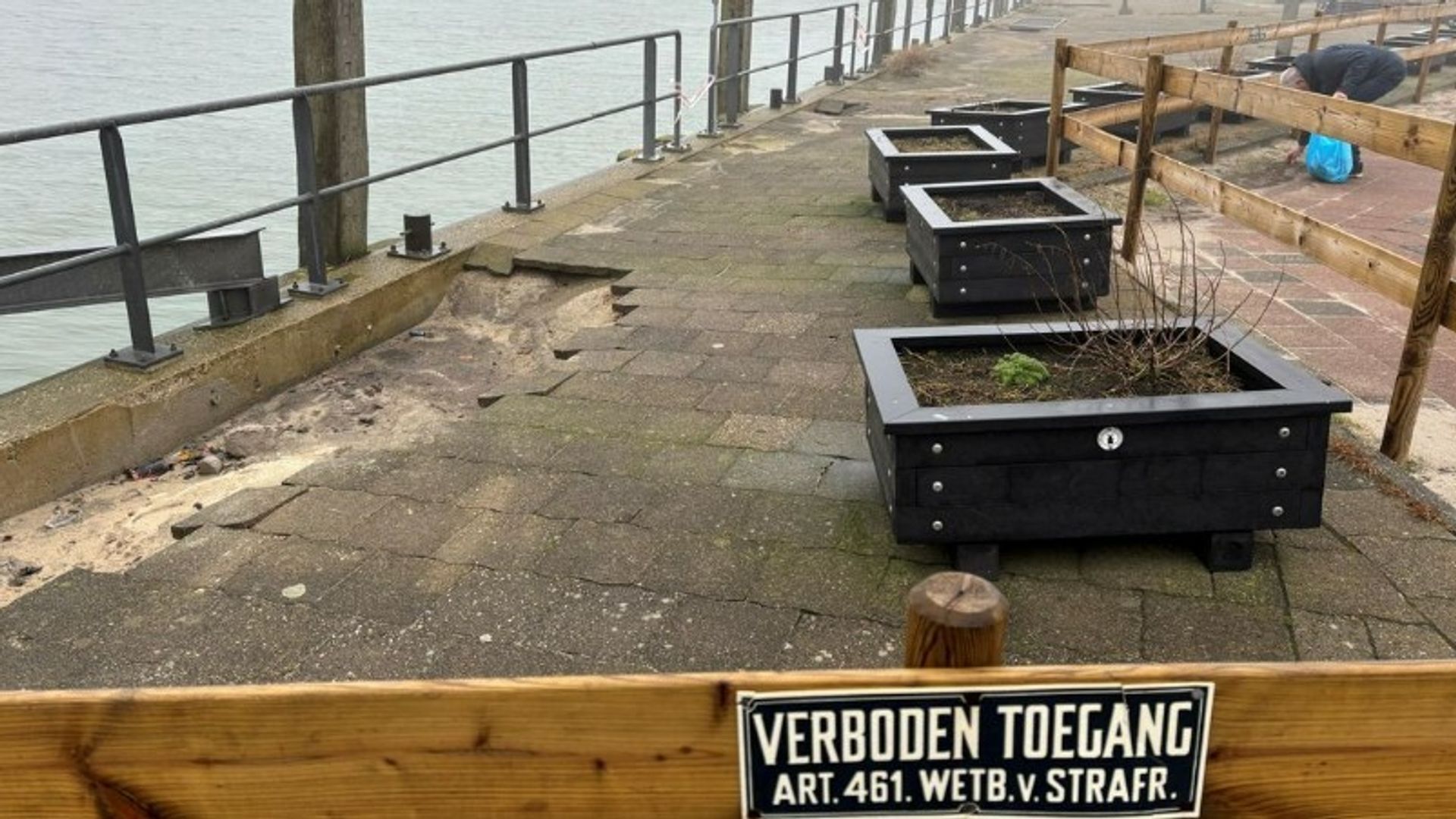 Terschelling biedt Kamer petitie aan voor financiële steun bij opknappen haven