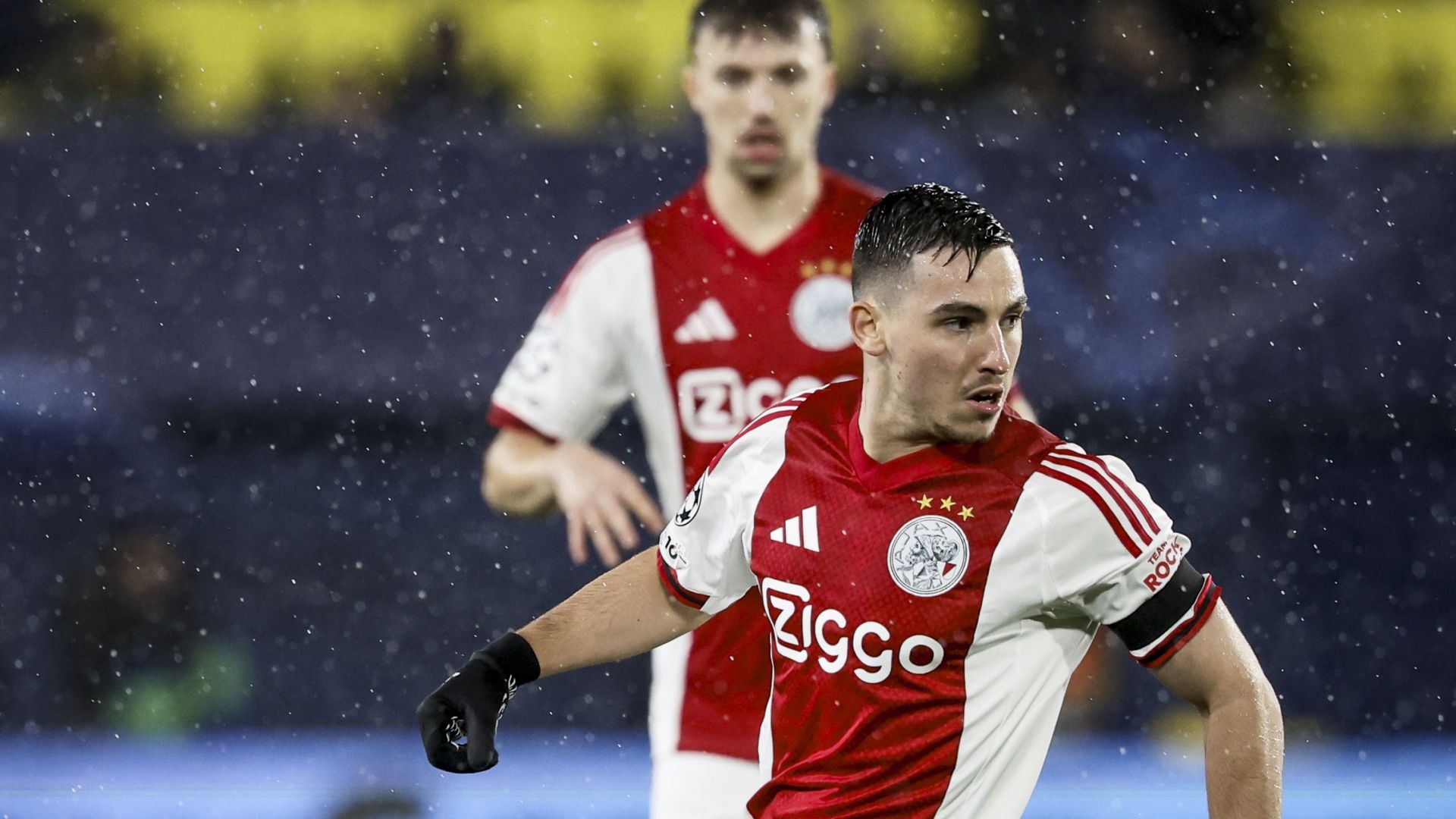 Ajax vlak voor tijd op voorsprong tegen Villarreal • Invaller Edvardsen scoort 