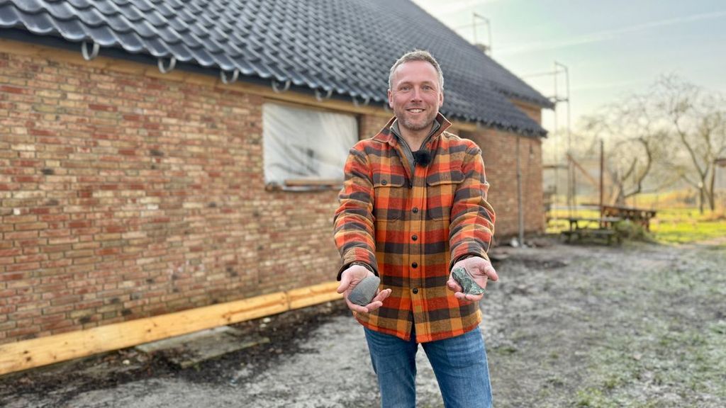 Foto: Makelaar vindt bronzen kokerbijl en andere voorwerpen van duizenden jaren oud