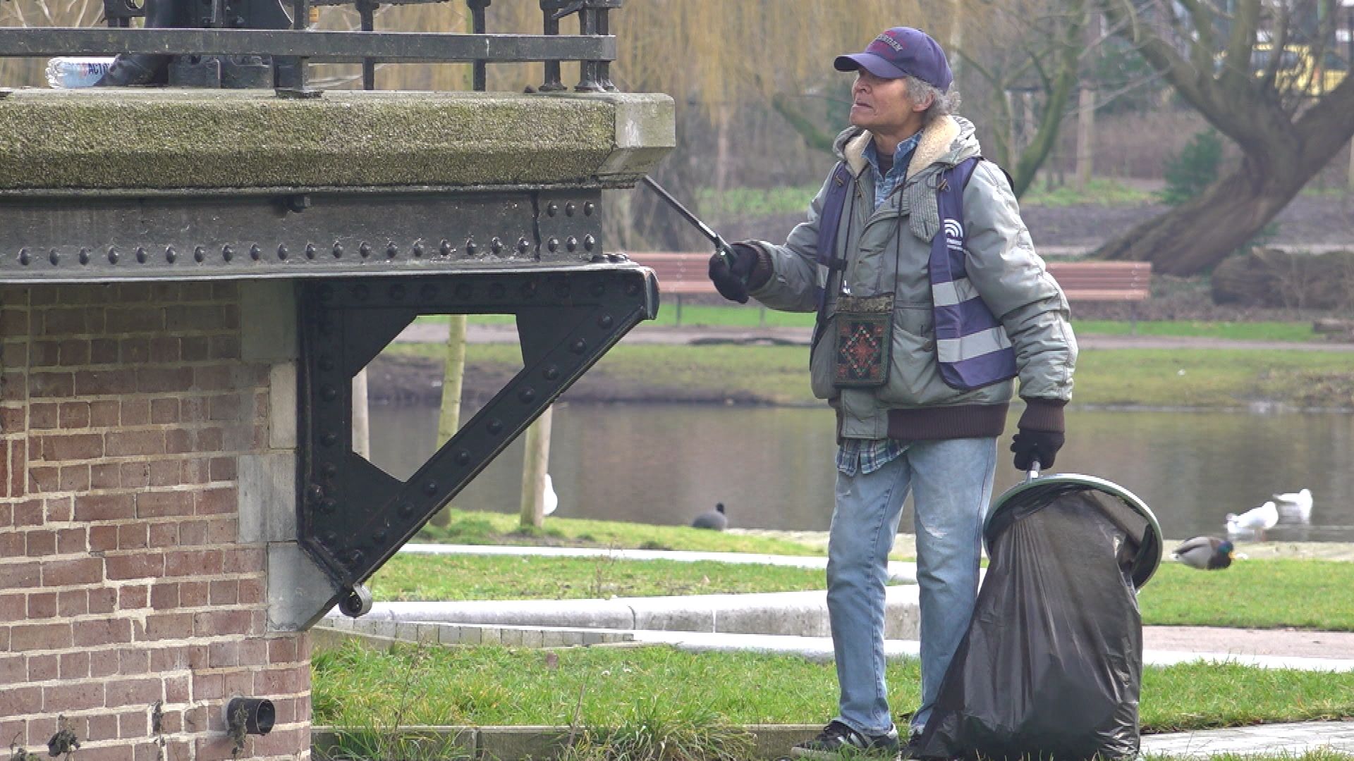 Verslaafde dak- en thuislozen ruimen Amsterdams park op: 'Willen iets terugdoen'