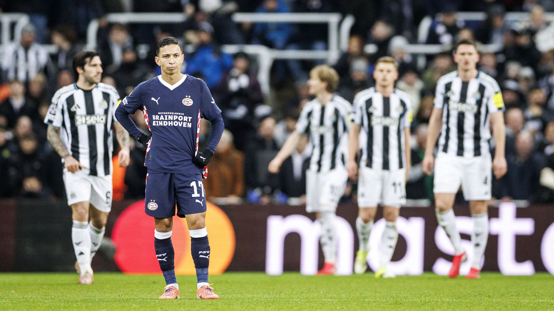 PSV beleeft kansloze avond in Newcastle: 3-0 • Liverpool wint in Marseille