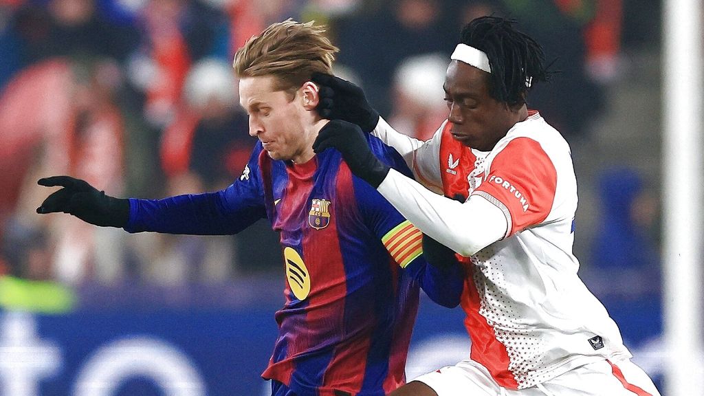 De Jong blinkt uit voor winnend Barcelona, Gakpo scoort bij zege Liverpool