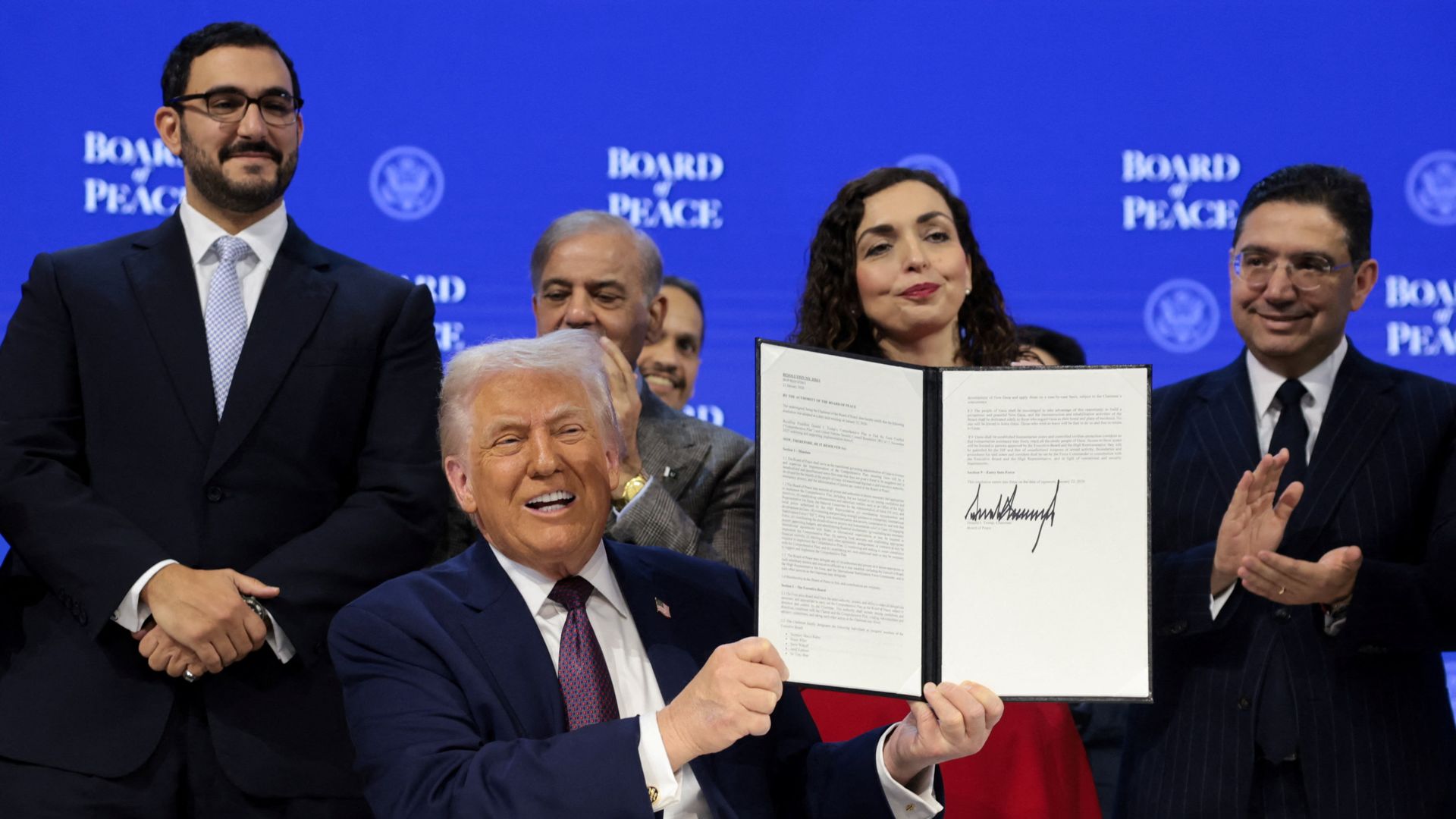 Eerste handtekeningen 'Vredesraad' zijn gezet: 'Nieuwe keizerlijke hof van Trump'