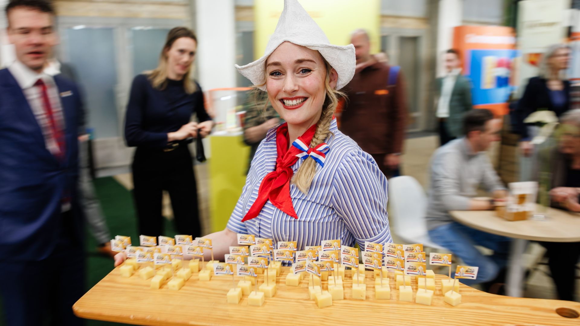 Hollands uithangbord Frau Antje viert 65ste verjaardag op landbouwbeurs