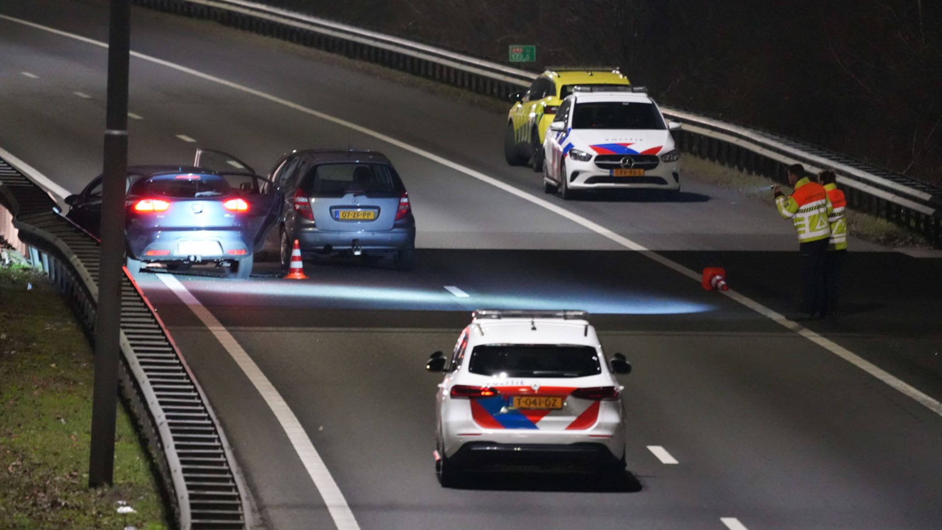 Auto beschoten op A59, vermoedelijk vanuit andere auto