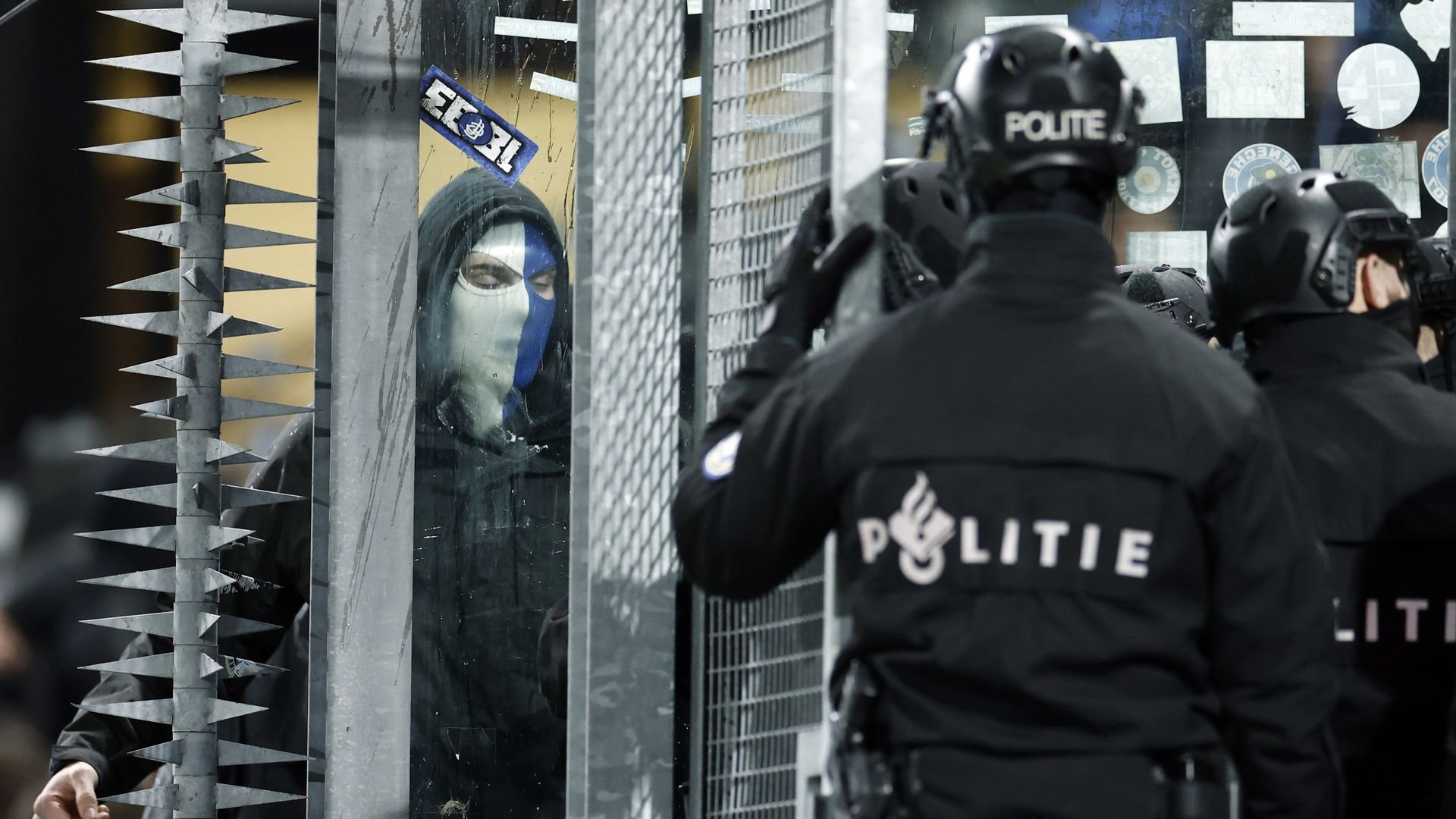 ME veegt uitvak leeg voor Europees duel Utrecht, Genk spreekt van 'buitensporig geweld'