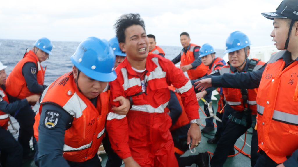 Foto: Vrachtschip met Filipijnen kapseist op Zuid-Chinese Zee, minstens twee doden