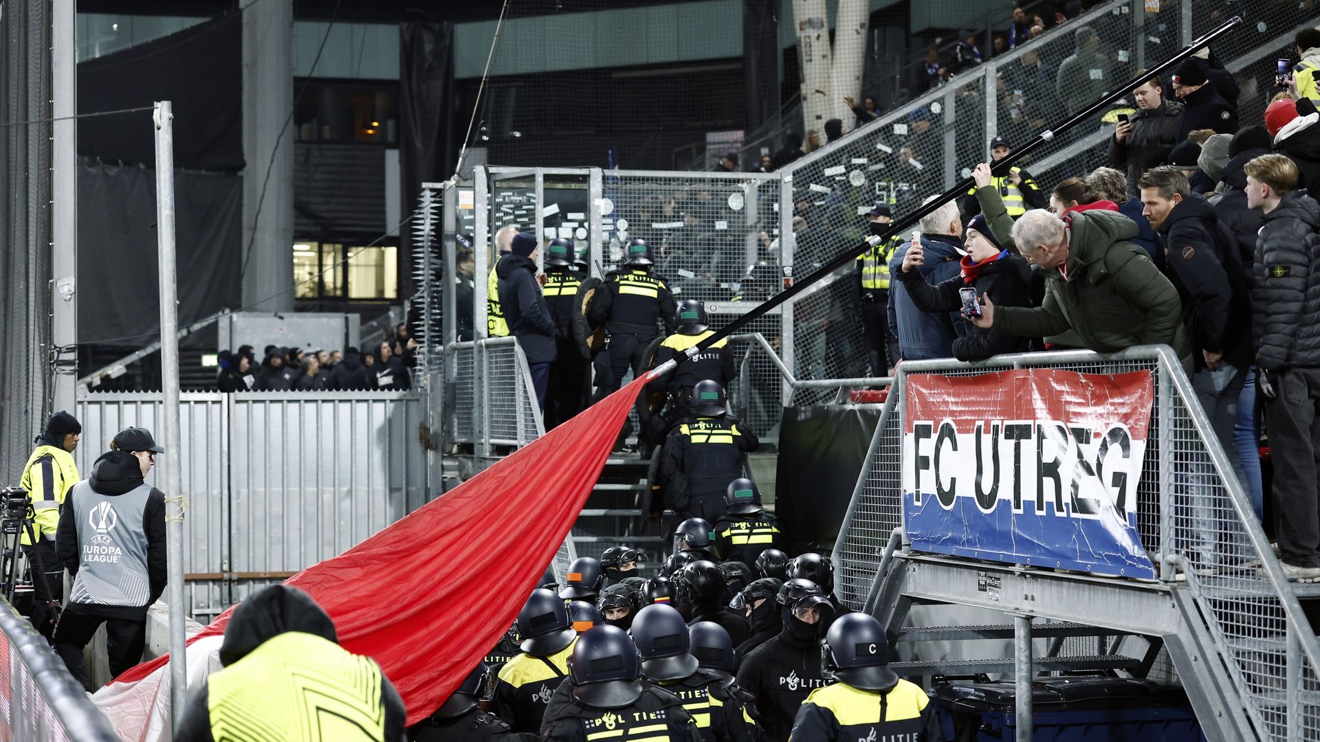 Geweld ME bij wedstrijd FC Utrecht was noodzakelijk, zeggen autoriteiten