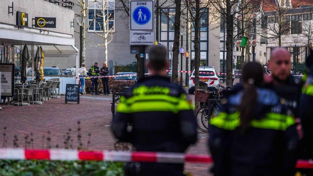 Foto: Twee aanhoudingen in zoektocht naar man met wapen in Geldrop