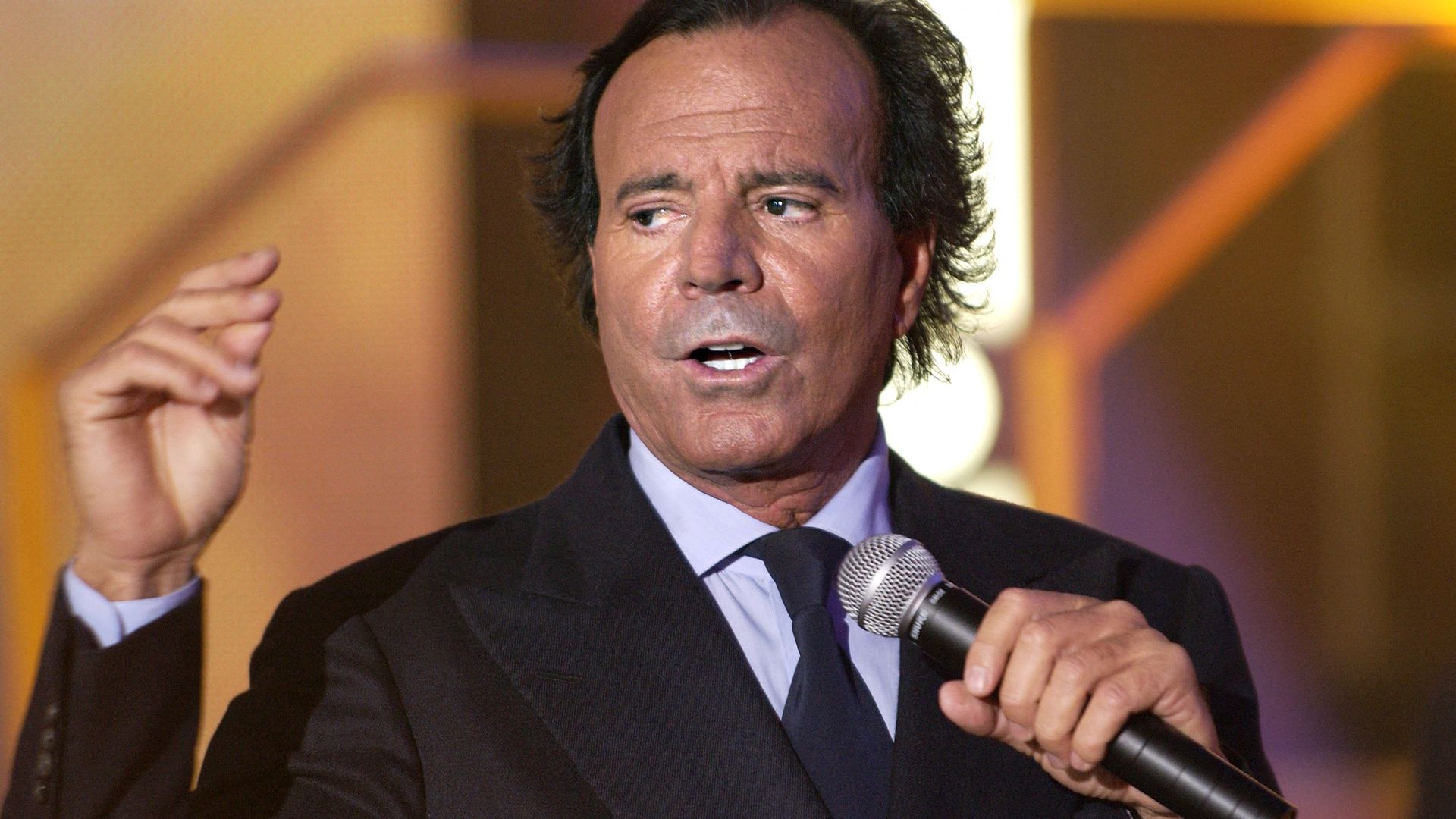 Julio Iglesias niet vervolgd omdat mogelijke verkrachting buiten Spanje was