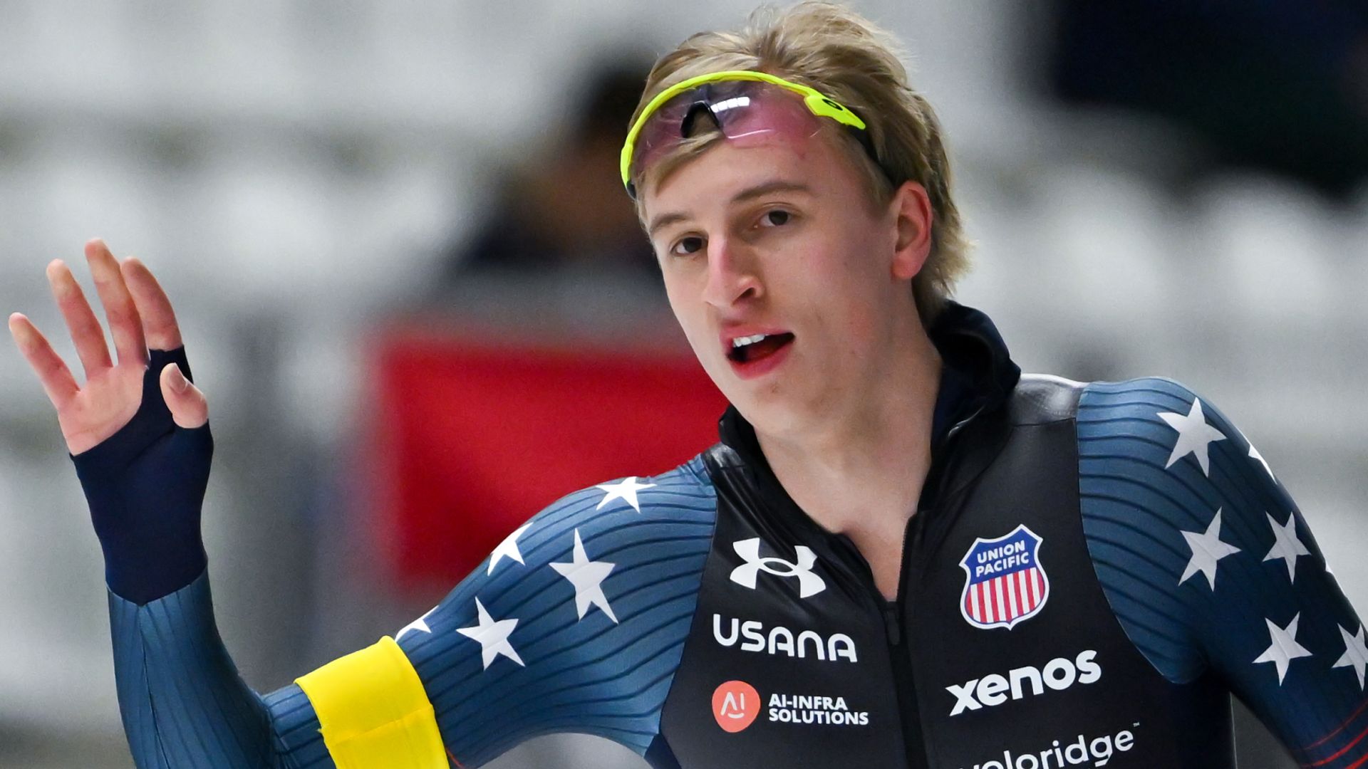 Stolz slaat terug met goud op 1.500 meter na zilver op 500 meter, brons voor Nuis