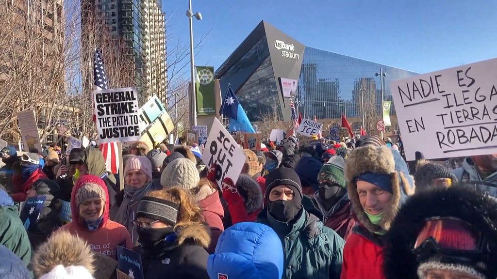 Foto: Duizenden mensen demonstreren in koud Minneapolis uit onvrede over ICE