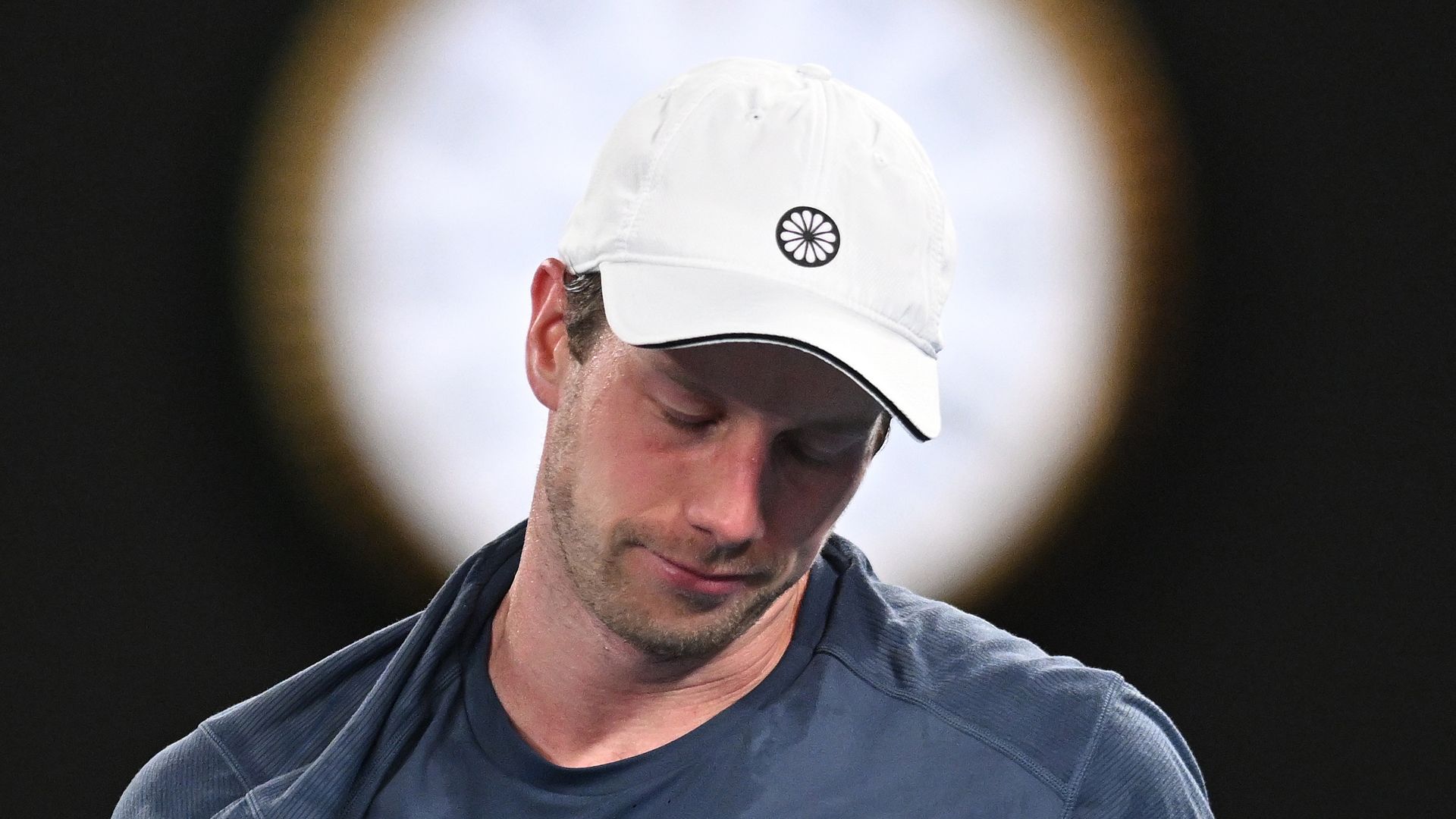 Van de Zandschulp verliest in drie sets van geïrriteerde Djokovic op Australian Open