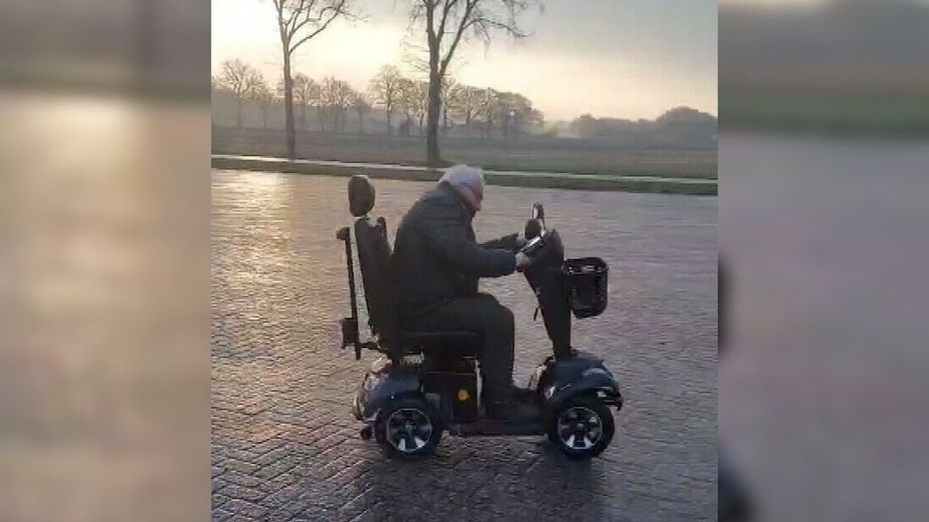Code oranje? Klaas glijdt extra hard met zijn scootmobiel