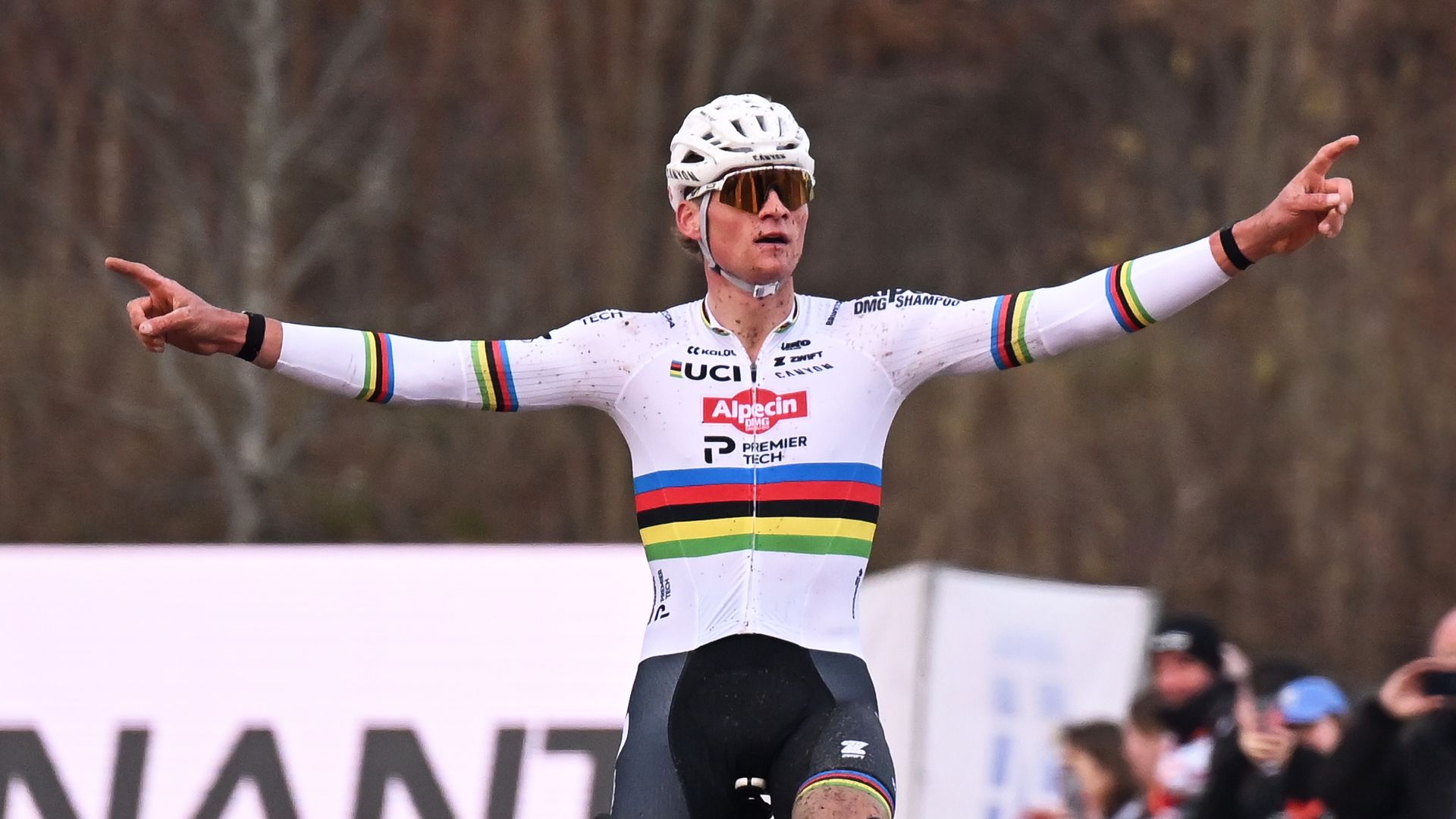 Van der Poel evenaart ondanks lekke banden record Nys met vijftigste wereldbekerzege 