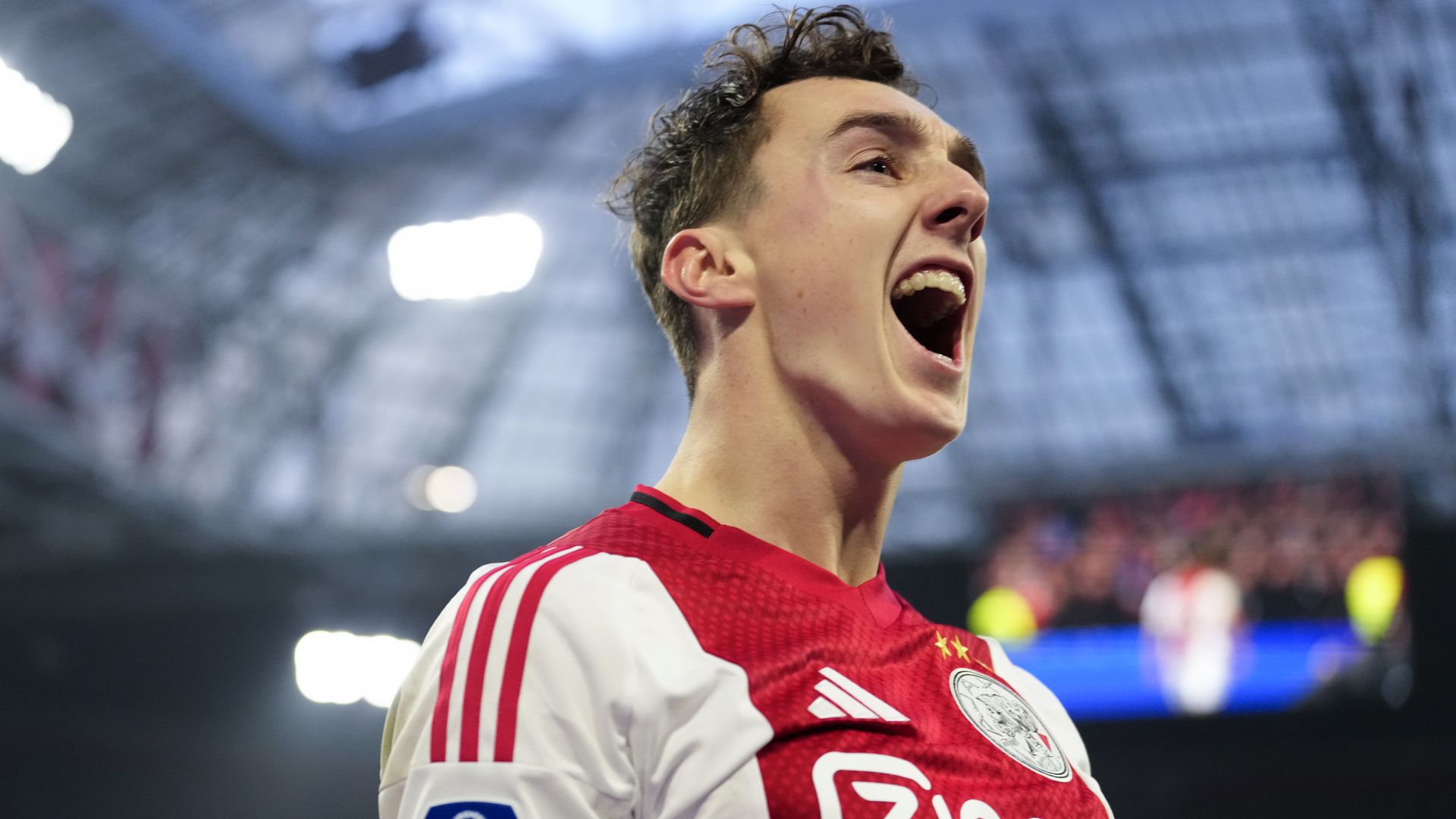 Ajax zonder problemen langs Volendam dankzij kopgoals Baas