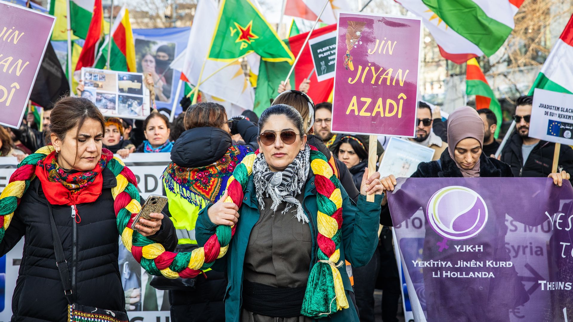 Opnieuw pro-Koerdisch protest in Arnhem en Amsterdam, een agent gewond