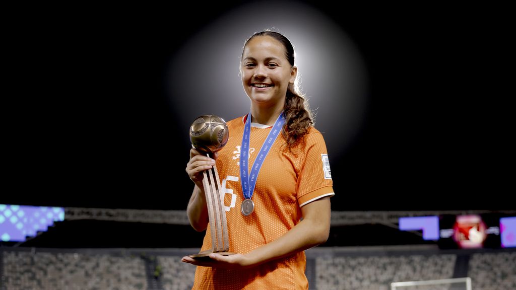 Utrecht-talent Renfurm blinkt uit met voetbalskills: 'In het veld brandt een vuurtje'