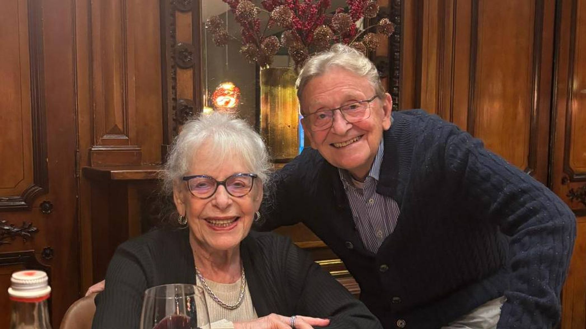 Kinderen van klassenfoto in Kamp Westerbork ontmoeten elkaar 83 jaar later bij toeval