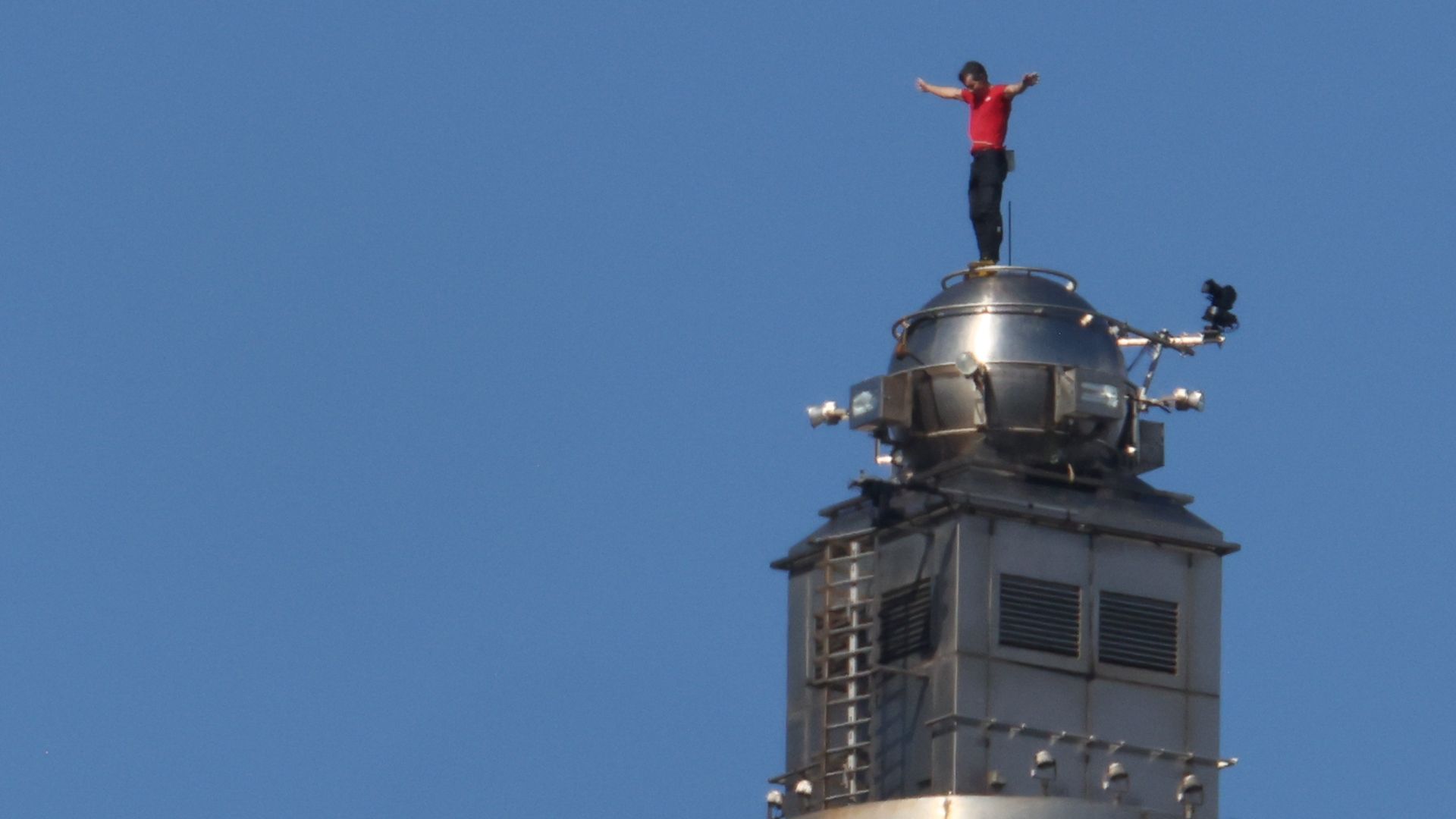 Amerikaan beklimt wolkenkrabber in Taipei zonder touw of vangnet