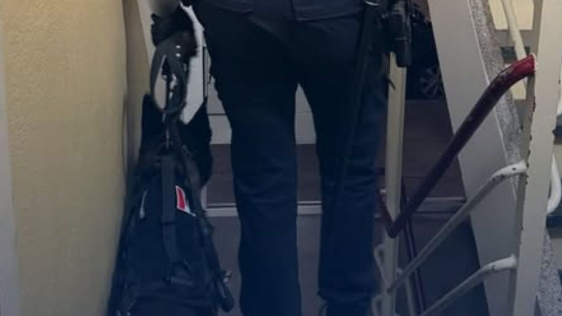 Man probeert politiehond te wurgen bij inval in Rotterdam