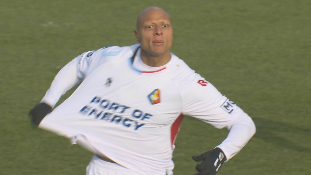 Zoet trekt Tejan naar de grond, maar geen penalty? 'Met hoofdletters WOW'