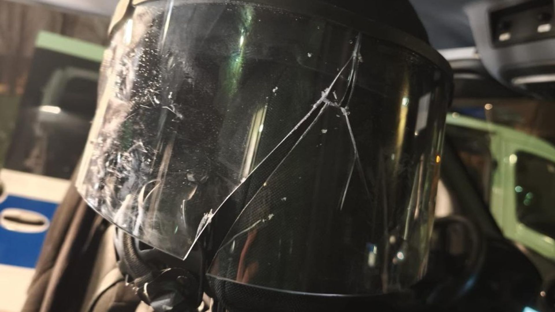 Tientallen politieagenten gewond bij voetbalrellen in Maagdenburg