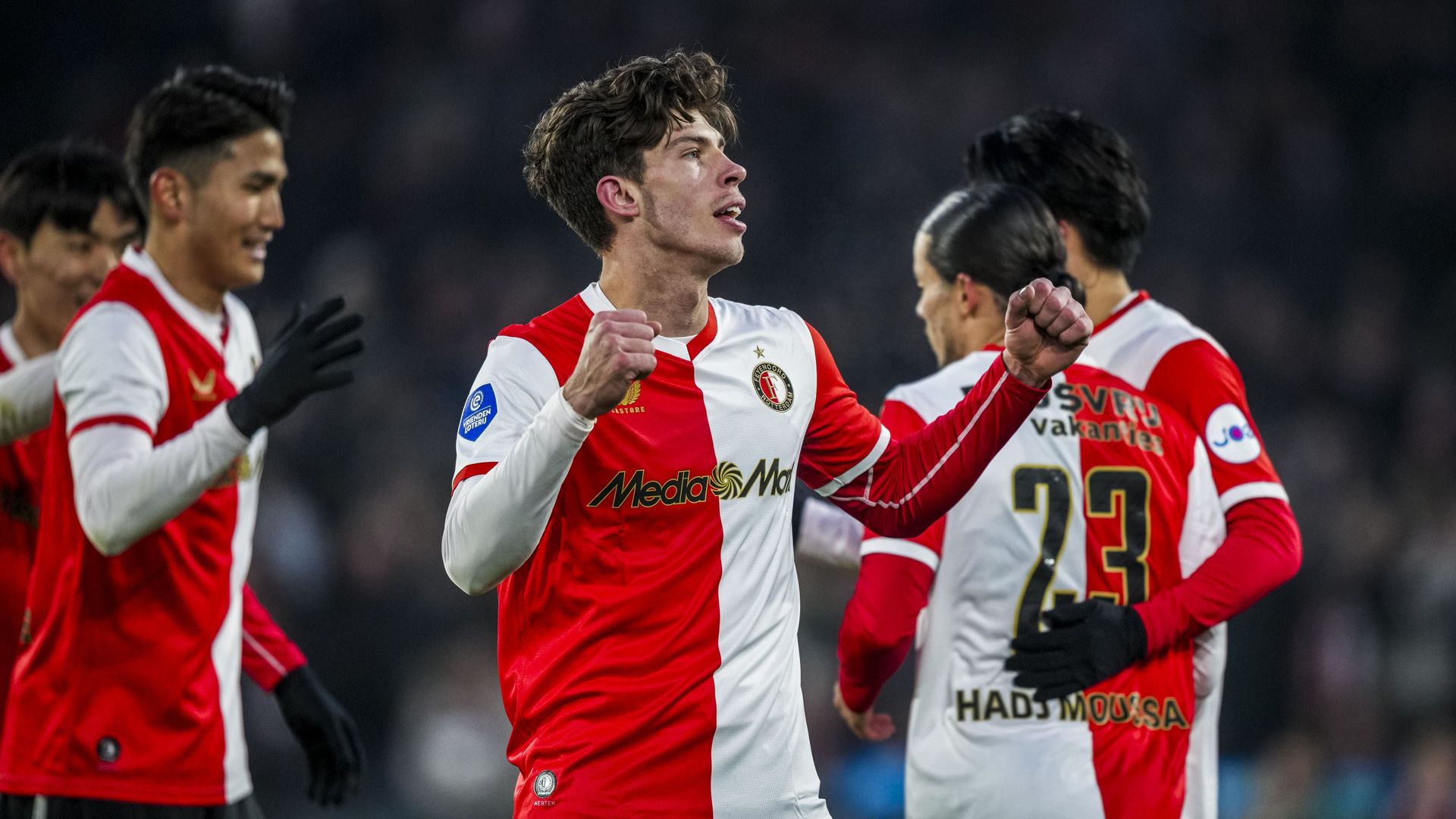 Feyenoord wint weer, maar blijft kwetsbaar en ziet Valente, Watanabe en Ahmedhodzic uitvallen