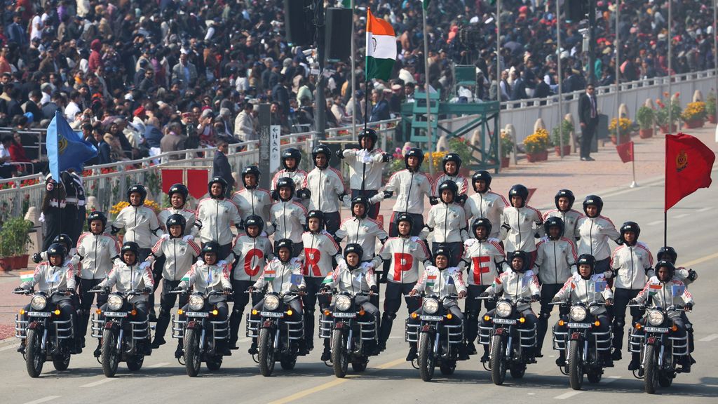 India viert grote feestdag met stunts, parades en dieren