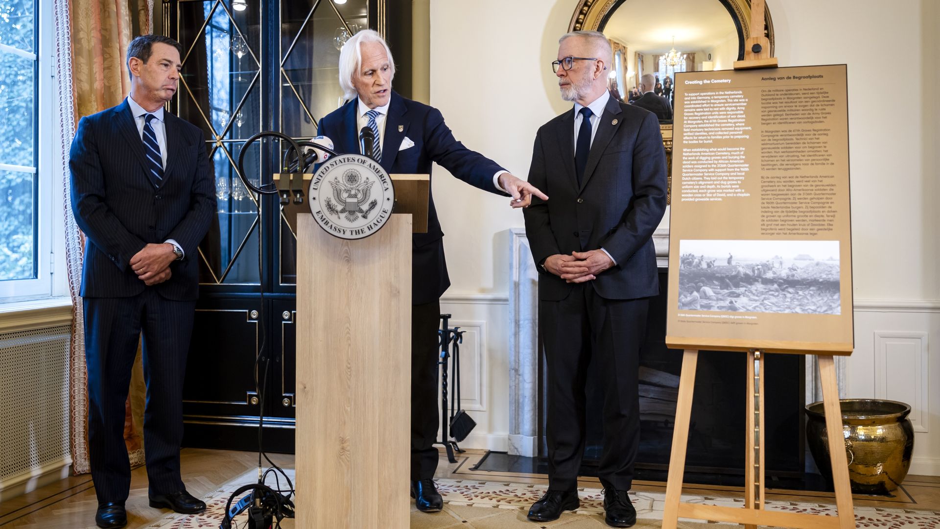 Nieuwe panelen Margraten met andere info onthuld: 'Begraafplaats is geen museum'