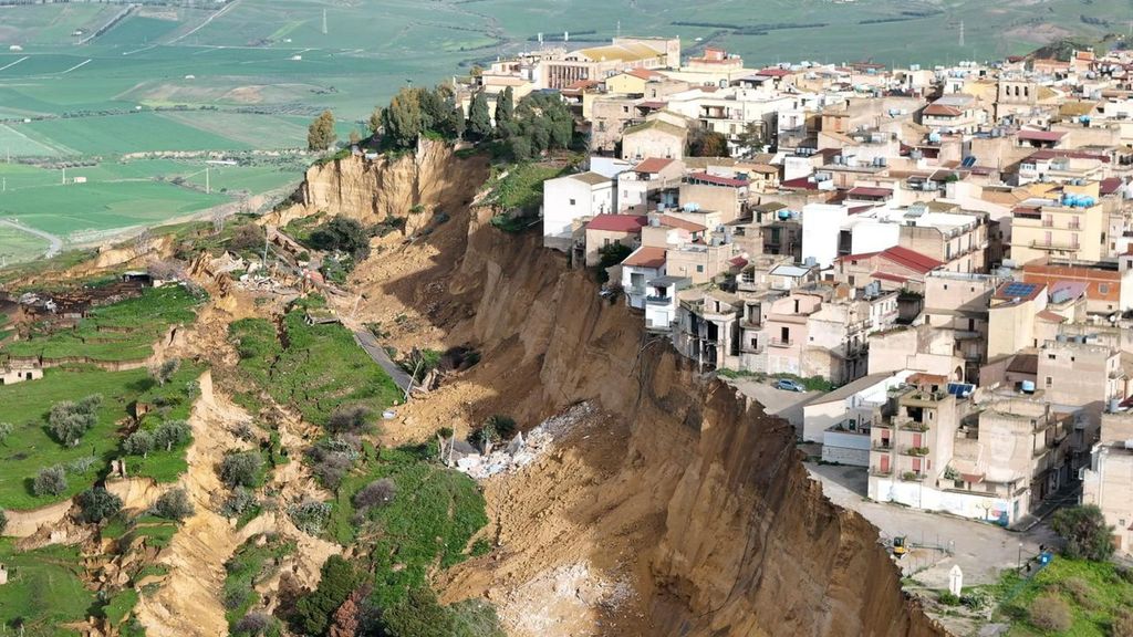 Foto: Klif brokkelt af bij stad op Sicilië, huizen dreigen van de rand te vallen