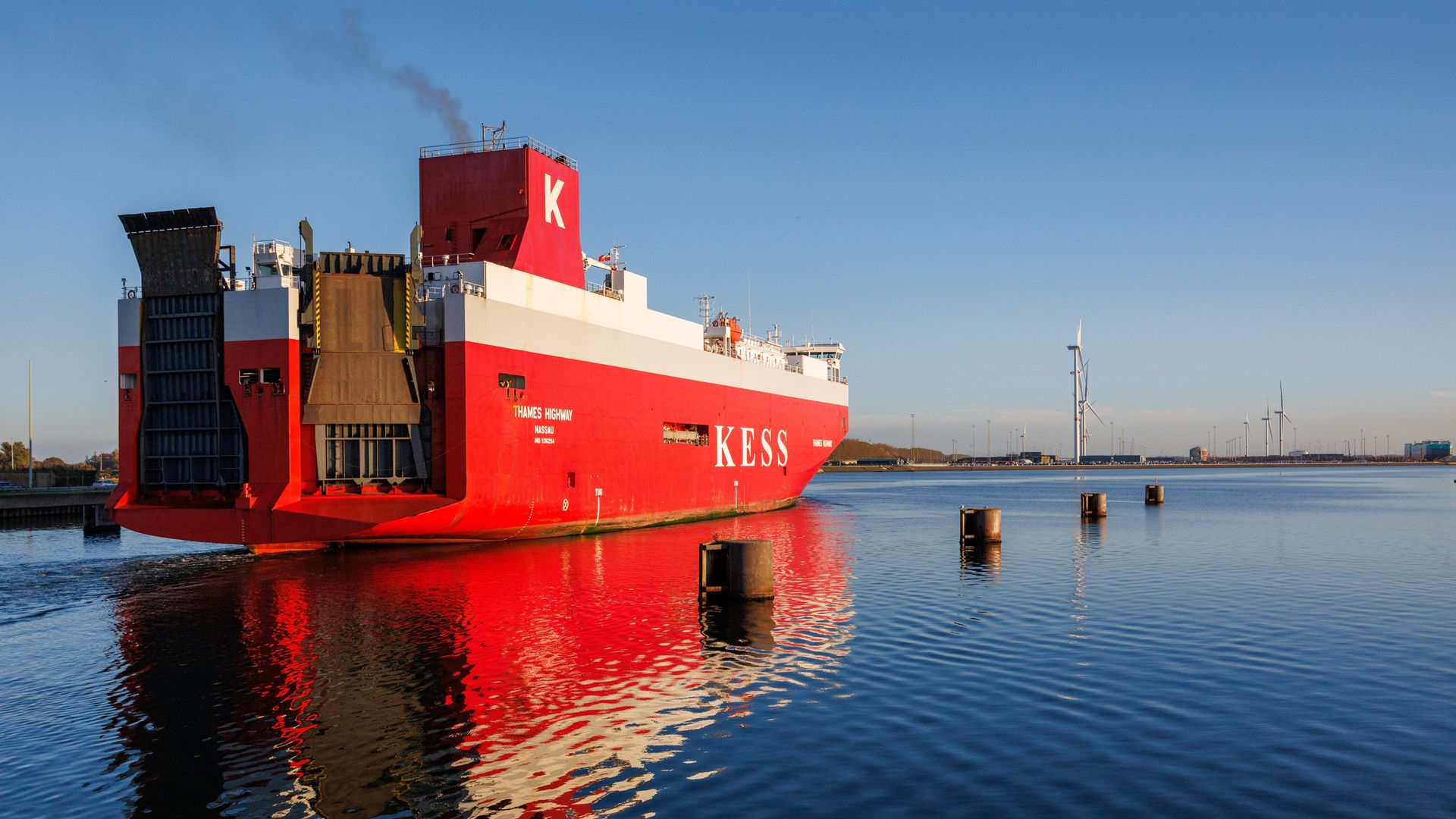 Vrachtschip met auto's stuurloos bij Rottumerplaat na brand in machinekamer 