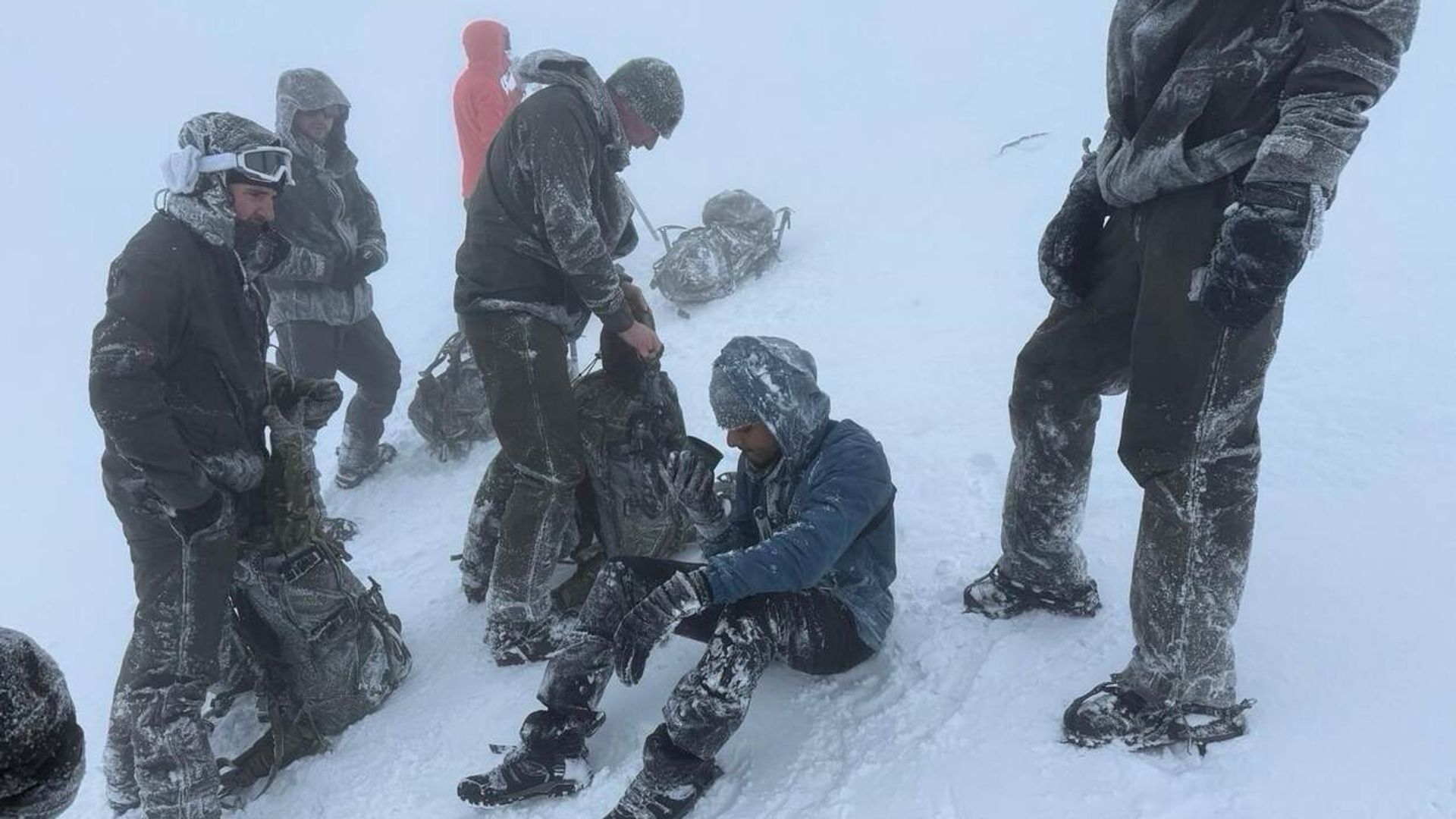 Nederlandse reservisten redden onderkoelde man van Schotse berg