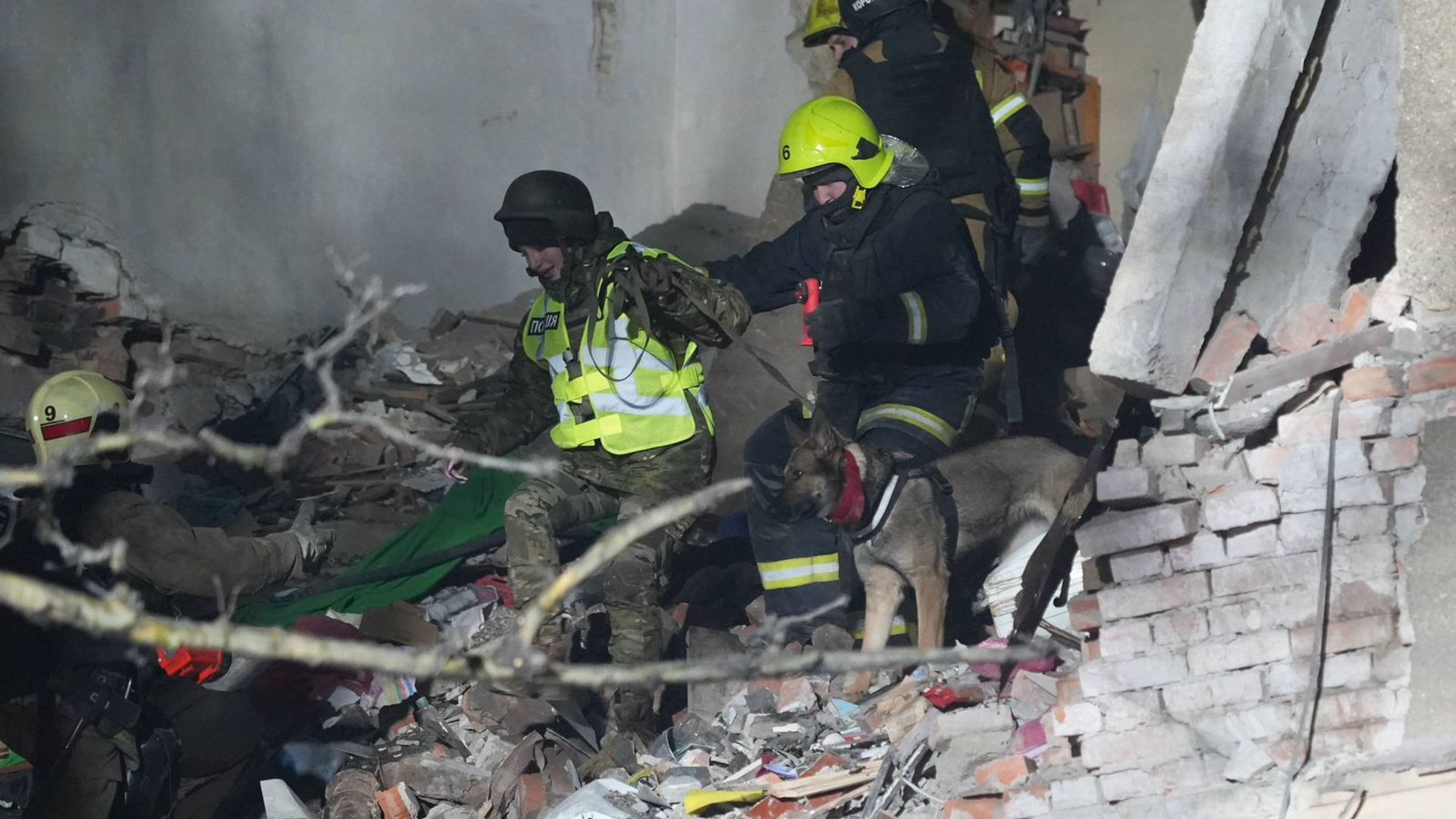 Russische aanvallen op Oekraïense steden houden aan, gewonden in Charkiv en Odesa