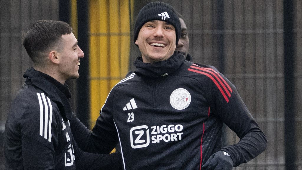 Ajax mist Itakura tegen Olympiakos, Berghuis traint na lange afwezigheid weer mee