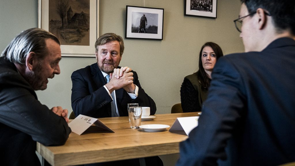 Foto: Koning bezoekt door bevingsschade getroffen Groningers: 'Triest om te zien'