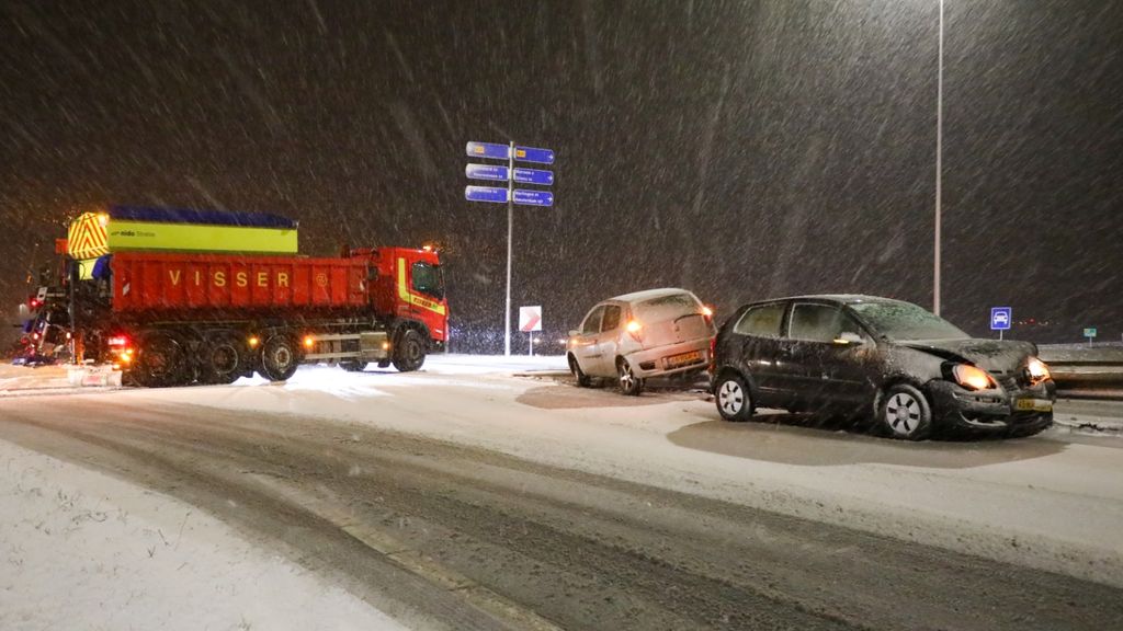 Sneeuw in Noord-Nederland: her en der glad, auto's van de weg