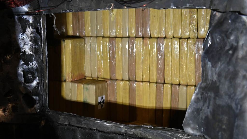 Foto: Enorme drugsvangst in Rotterdam: bijna 5000 kilo cocaïne tussen magneten