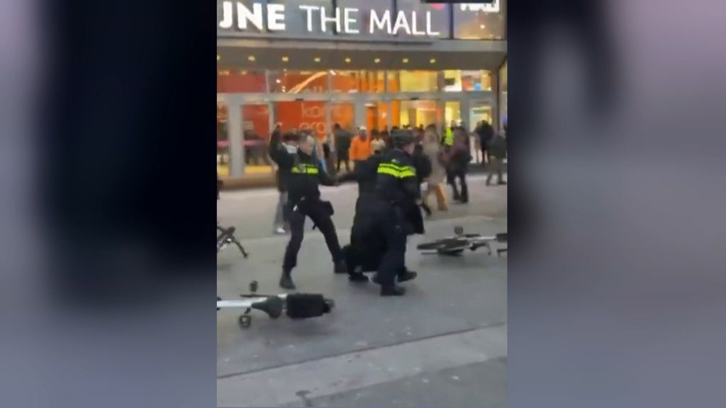 Twee vrouwen worden geschopt en geslagen door een agent in Utrecht