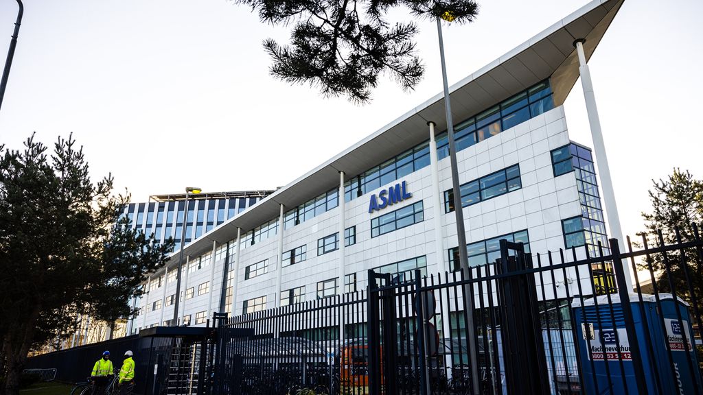 Foto: Ruim 17 miljard euro winst en toch 1700 banen weg bij ASML: hoe kan dat?