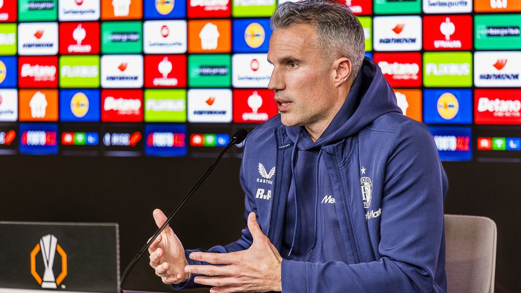 Van Persie mist veel spelers tegen Betis: 'Grootste puzzel die ik heb moeten oplossen'