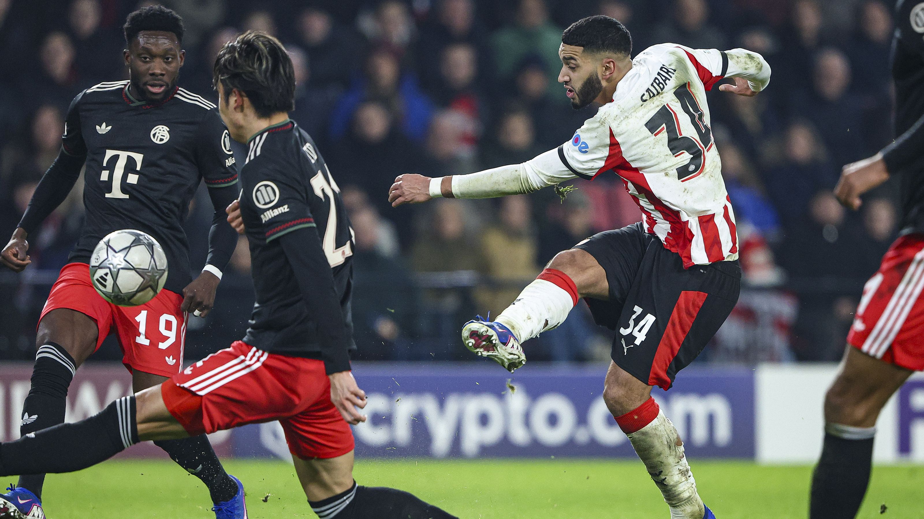 Doek valt voor PSV na nederlaag tegen Bayern • Ajax weer achter tegen  Olympiakos