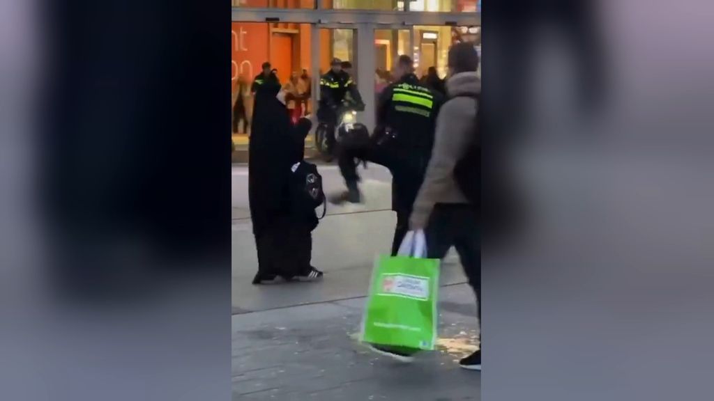 Door agent geschopte en geslagen vrouwen doen aangifte en spreken van racisme